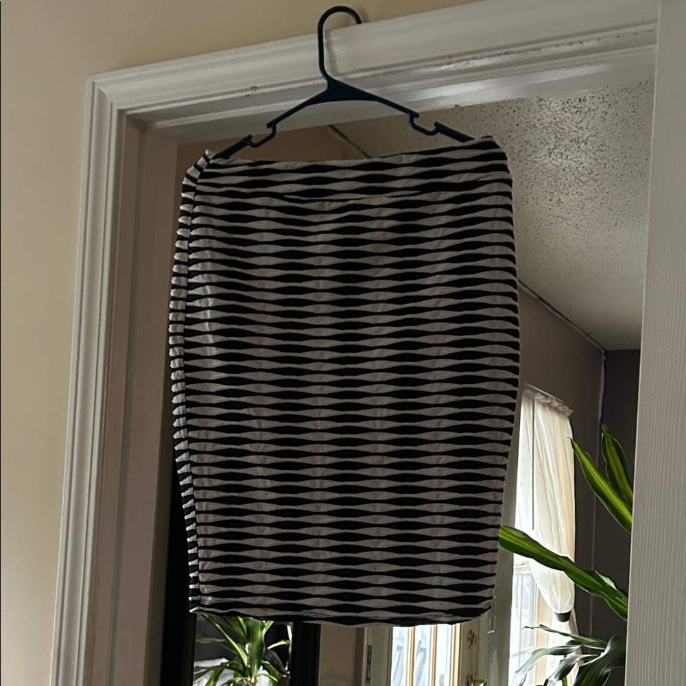 Soho Apparel Black and White Geometric Pencil Skirt